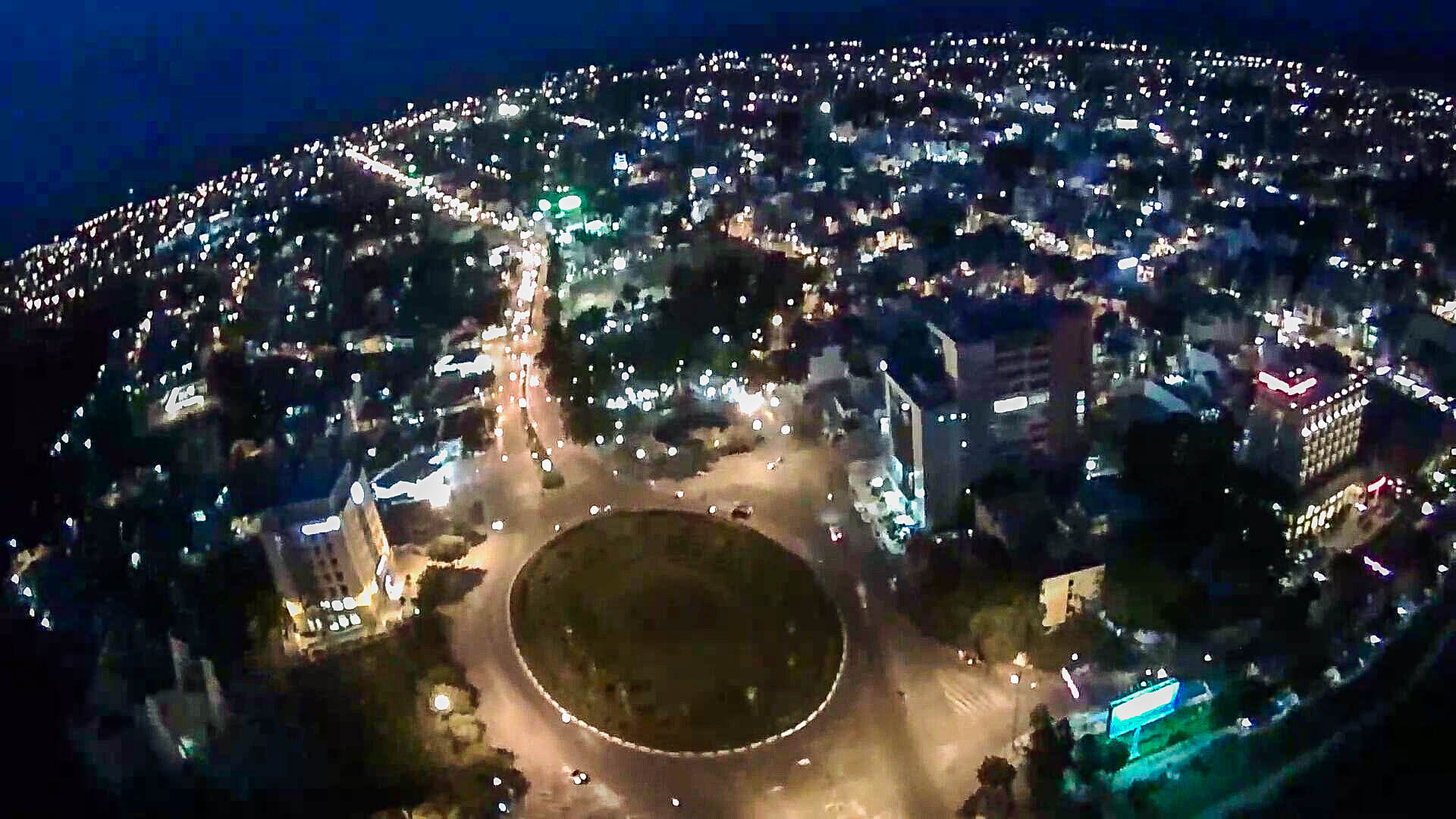 Hình ảnh toàn cảnh thành phố Kon Tum nhìn trên cao khi về đêm khi tp lên đèn